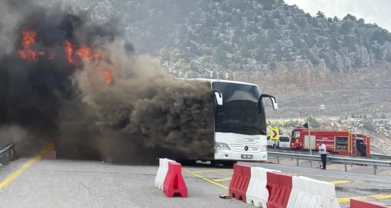 Konya’dan Antalya’ya Giden Otobüs Yandı!