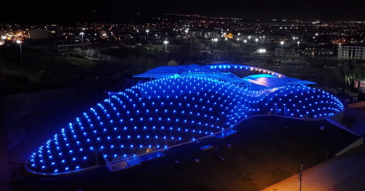 Konya Mavi Işıkla Otizm Farkındalığına Dikkat Çekti