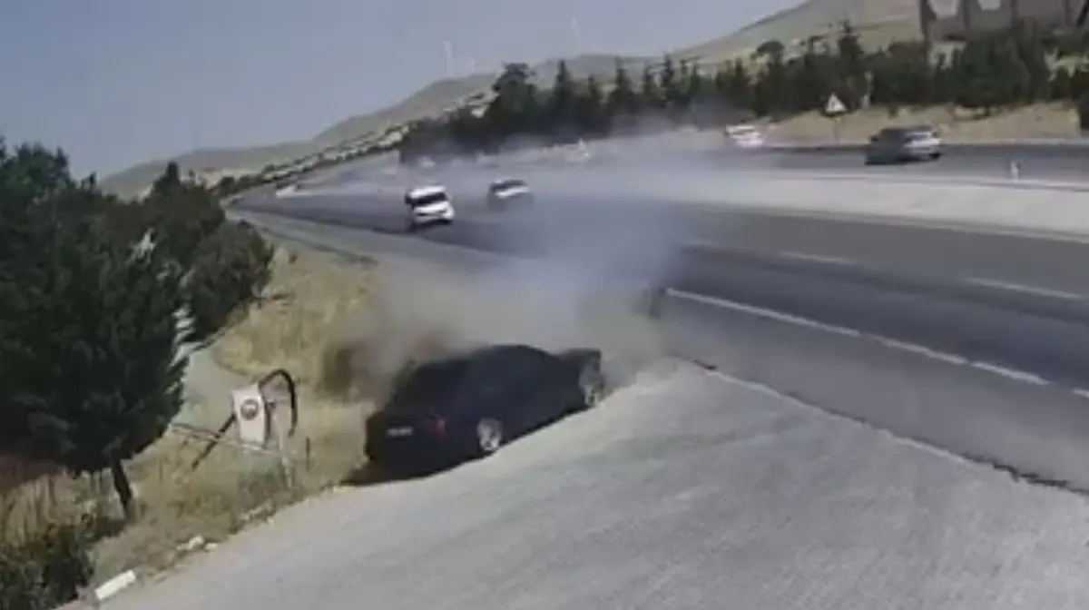 Kopan parça felakete sebep oldu! Uçarak karşı şeride geçti 3