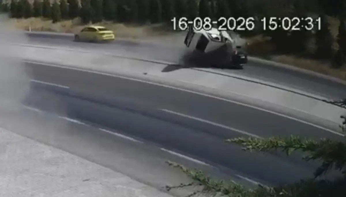 Kopan parça felakete sebep oldu! Uçarak karşı şeride geçti 4