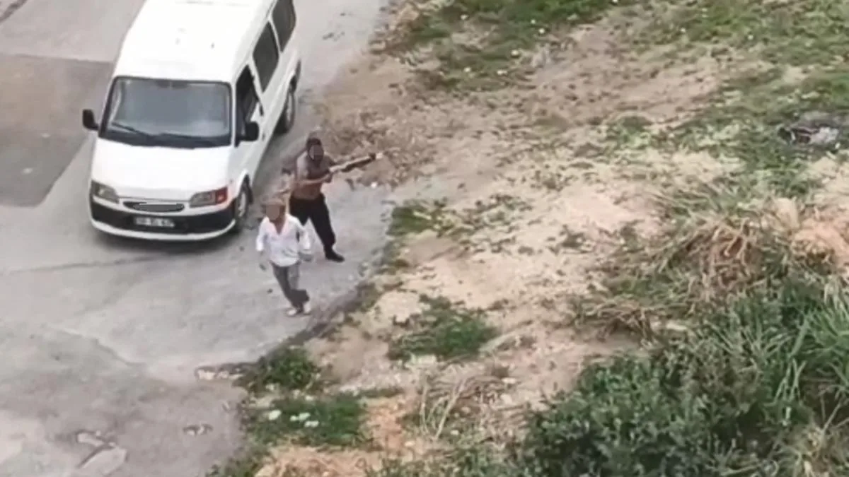 Köprüde Kavga: Taşlar ve Yumruklar Havada Uçuştu!