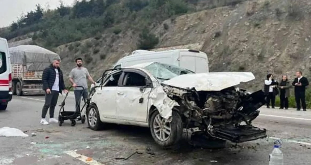 Köprüde Kaza: İki Kişi Araçta Sıkıştı!