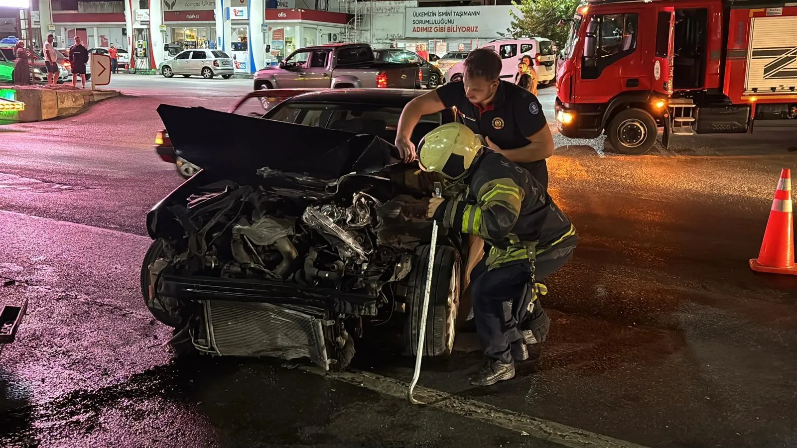 Körfez’de Kaza: 4 Yaralı, Trafik Kontrol Altında!