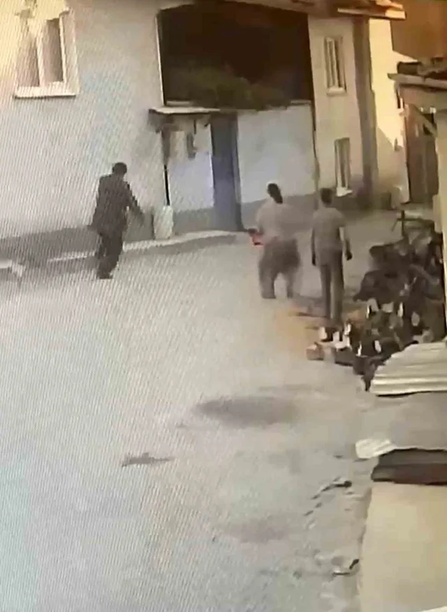 Korku Dolu Anlar: Yaşlı Adam Motorlu Testereyle Peşine Düştü