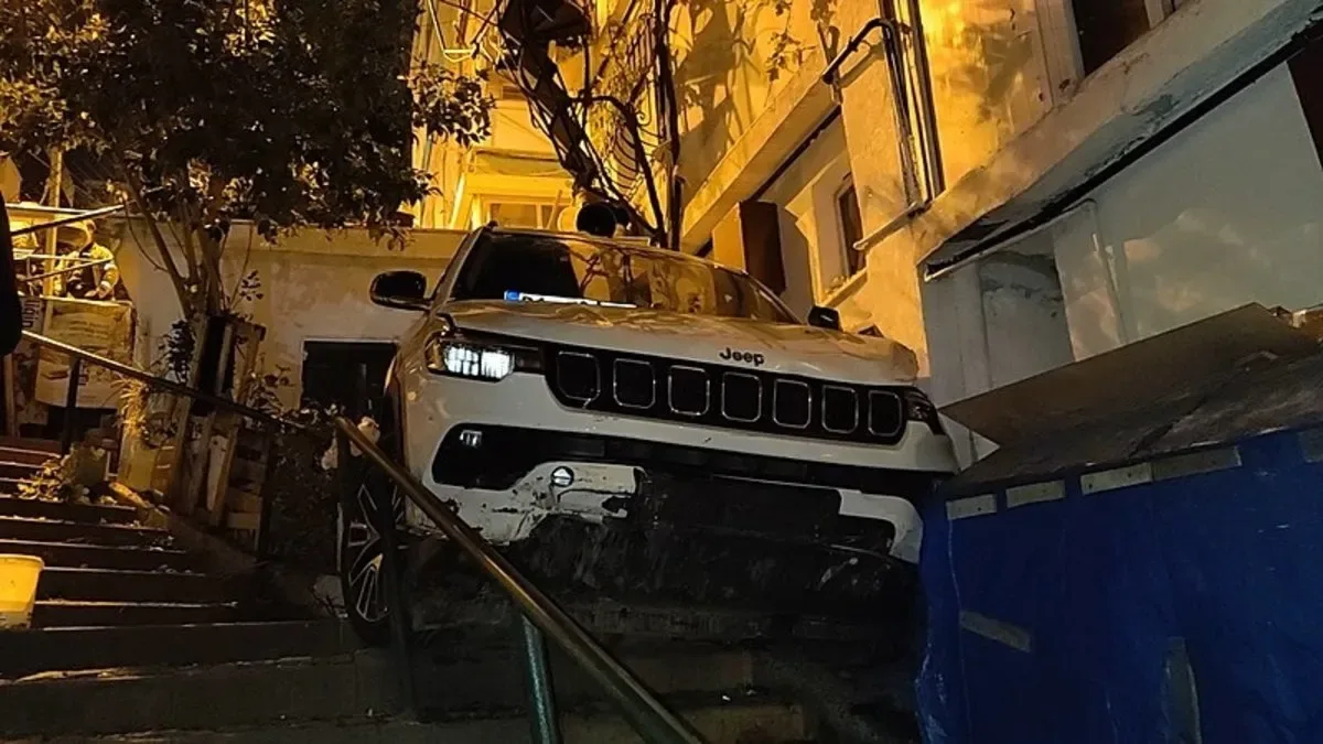 Korkuluklara Çarpan Cip Boşluğa Uçtu!