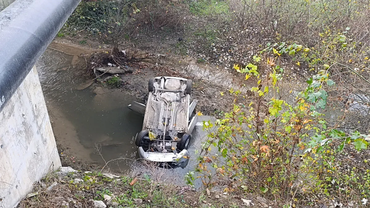 Kozluca’da Otomobil Dereye Düştü: Sürücü Hastanede