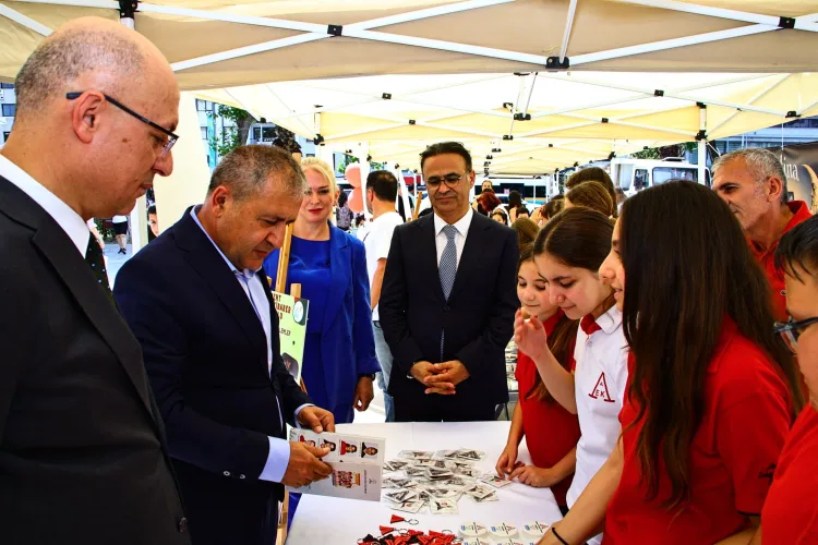 Küçük Eller, Güçlü Kalemler: İzmir Kitap Fuarı