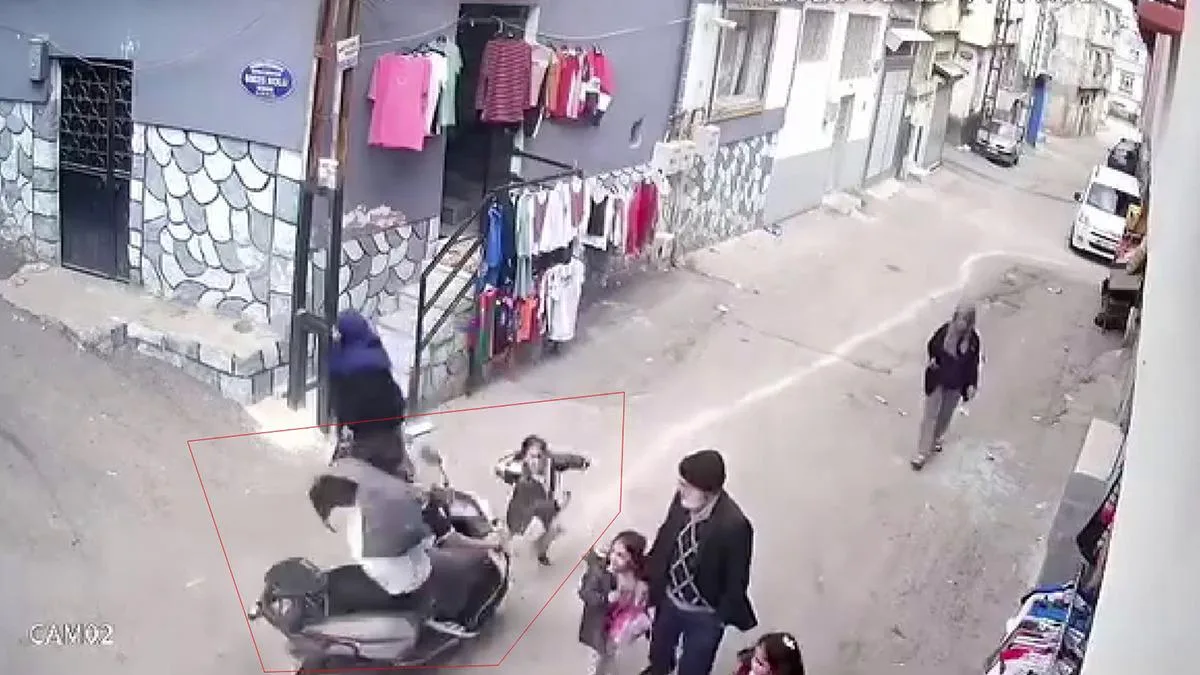 Küçük Kıza Motosiklet Çarptı, Kaçtı!