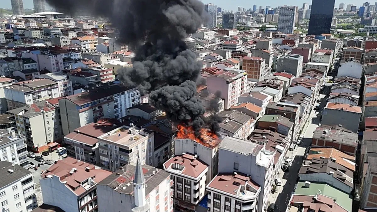 Küçükçekmece’de Çatıda Yangın Paniği!