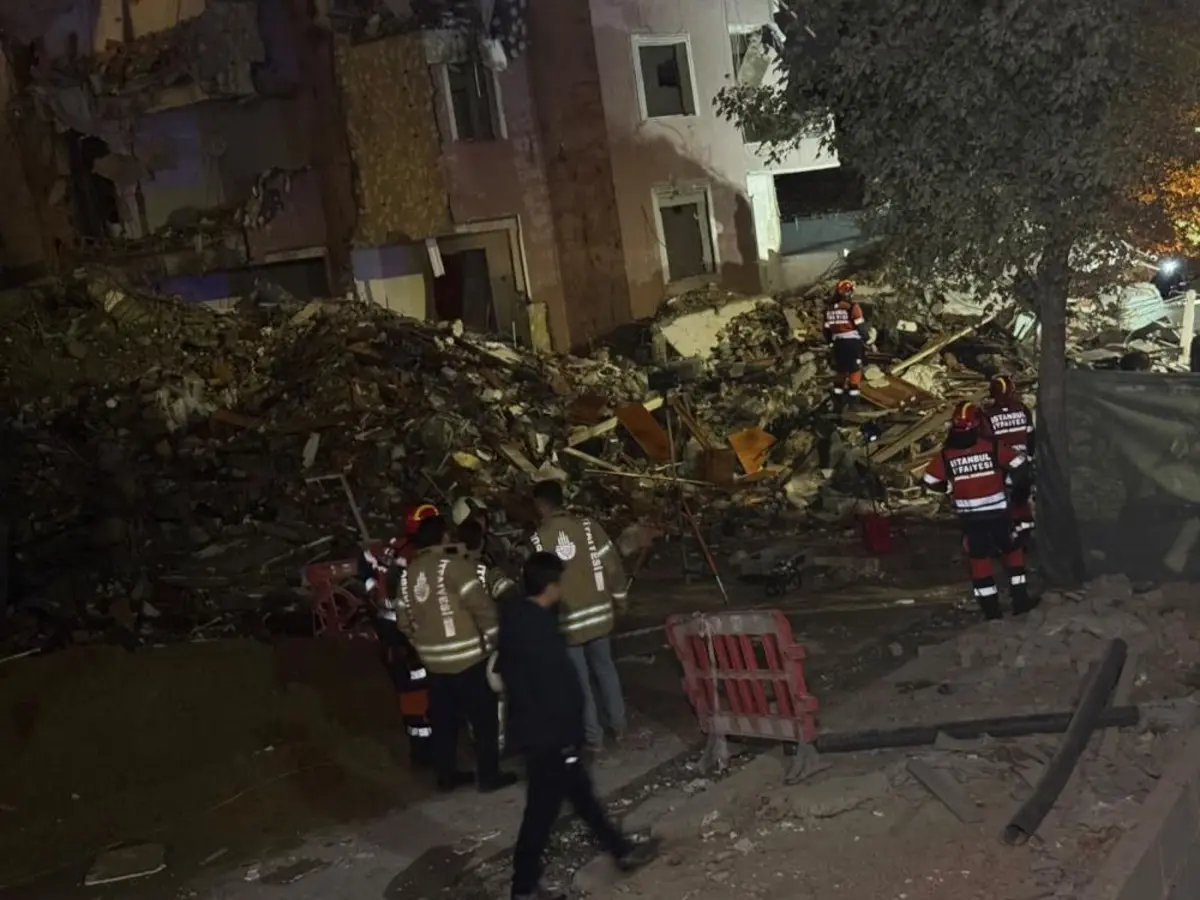 Küçükçekmece’de kentsel dönüşümdeki bina çöktü: 2 kişi yaralandı, enkazda arama çalışması sürüyor 2