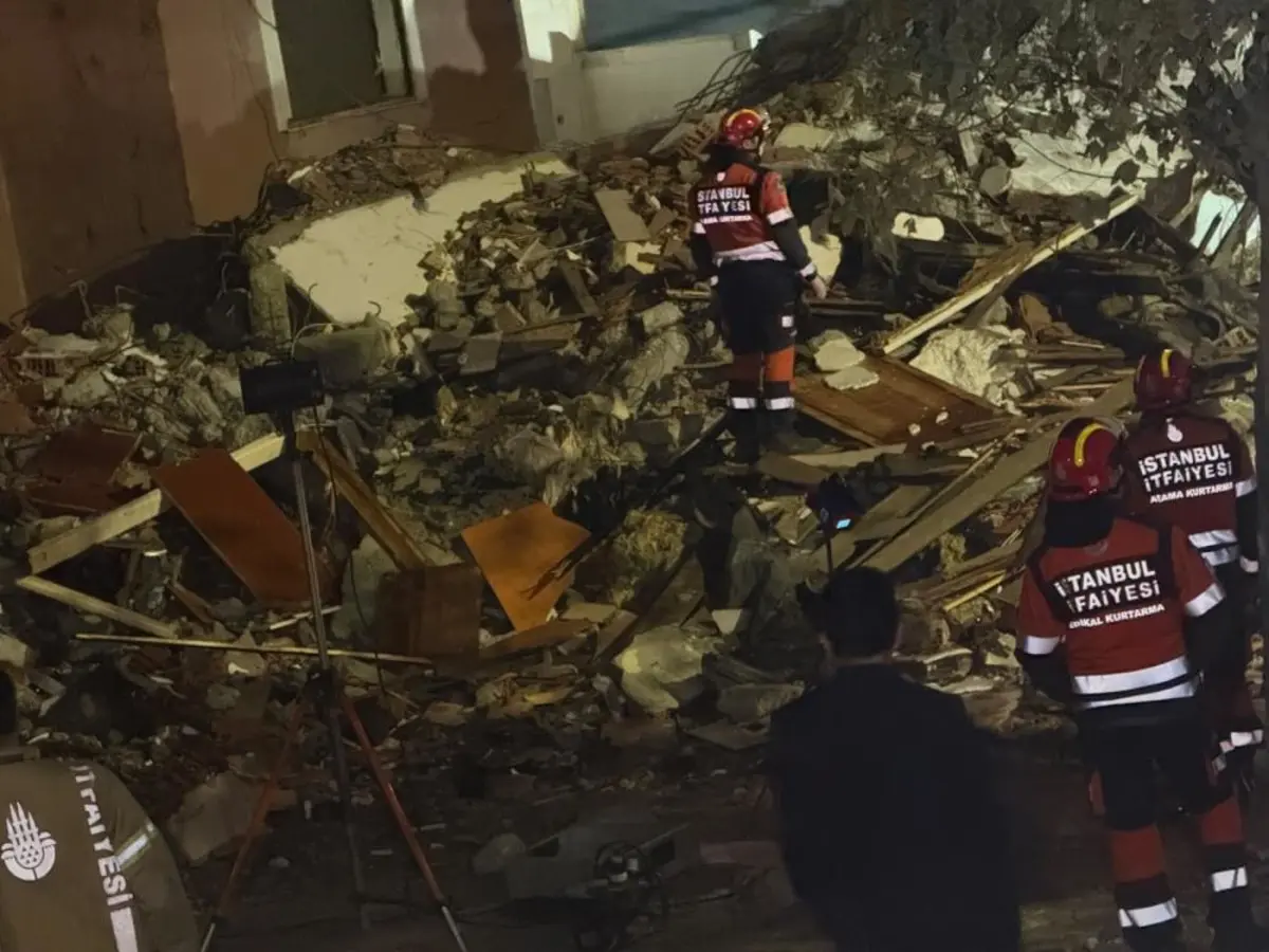 Küçükçekmece’de kentsel dönüşümdeki bina çöktü: 2 kişi yaralandı, enkazda arama çalışması sürüyor 3