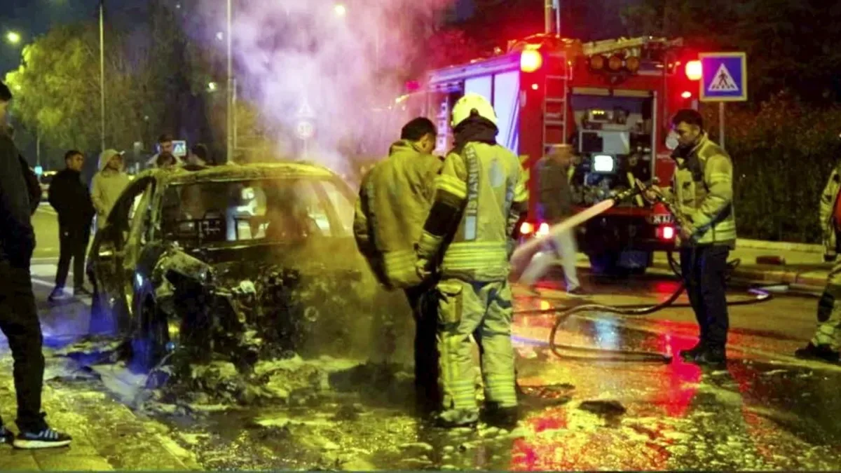 Küçükçekmece’de Otomobil Yangını: Can Kaybı Yok!