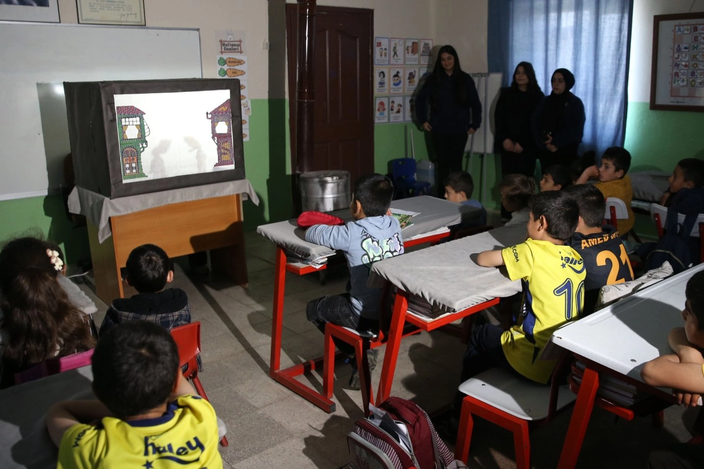 Kültürel Mirası Yaşatıyorlar: Gölge Oyunu Sahnesi