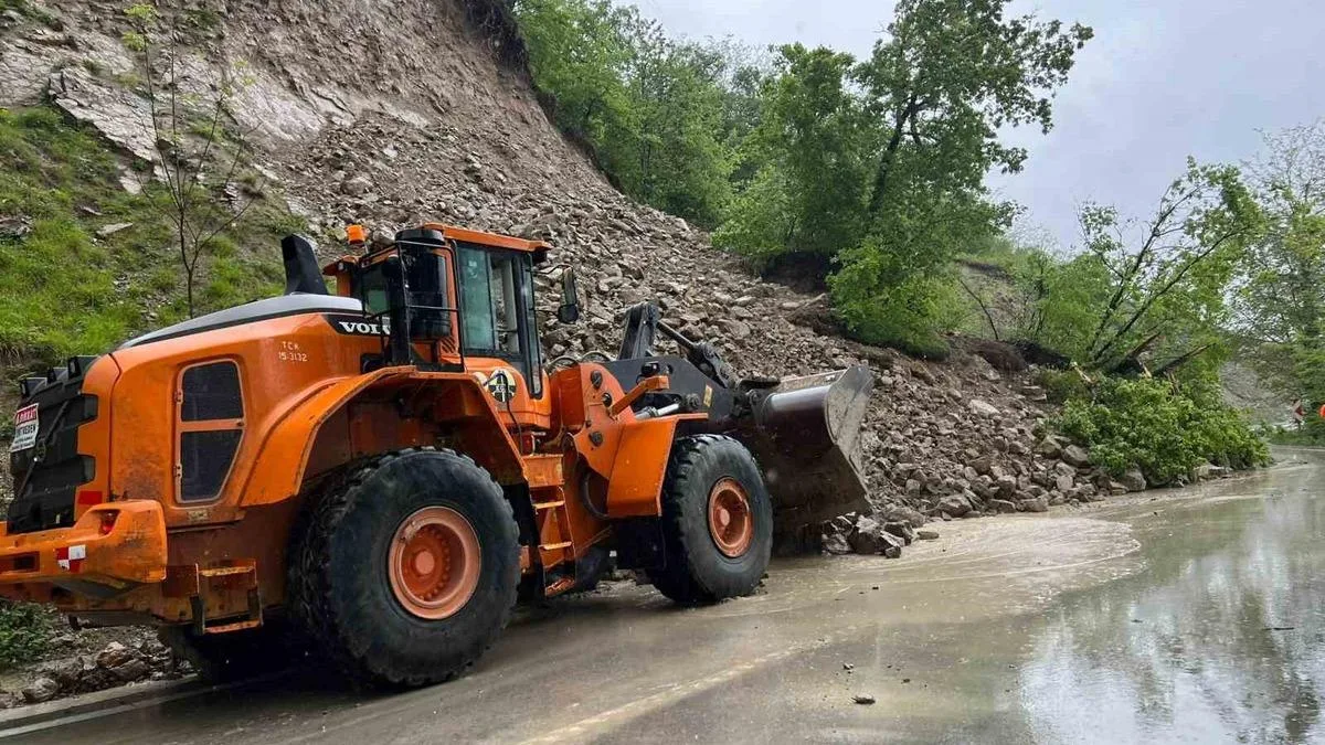 Kumru’da Heyelan, Yol Yeniden Ulaşıma Açıldı!