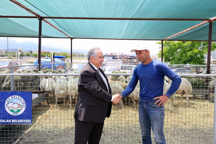 Kurban Pazarı’nda Başkan Yalçın’ın Ziyareti