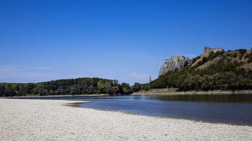 Ağustos 2026'da Avusturya'nın Hainburg an der Donau kenti yakınlarında yaşanan sıcak hava dalgası sırasında Tuna Nehri'ndeki düşük su seviyesinde bir kum adacığı ortaya çıkıyor.
