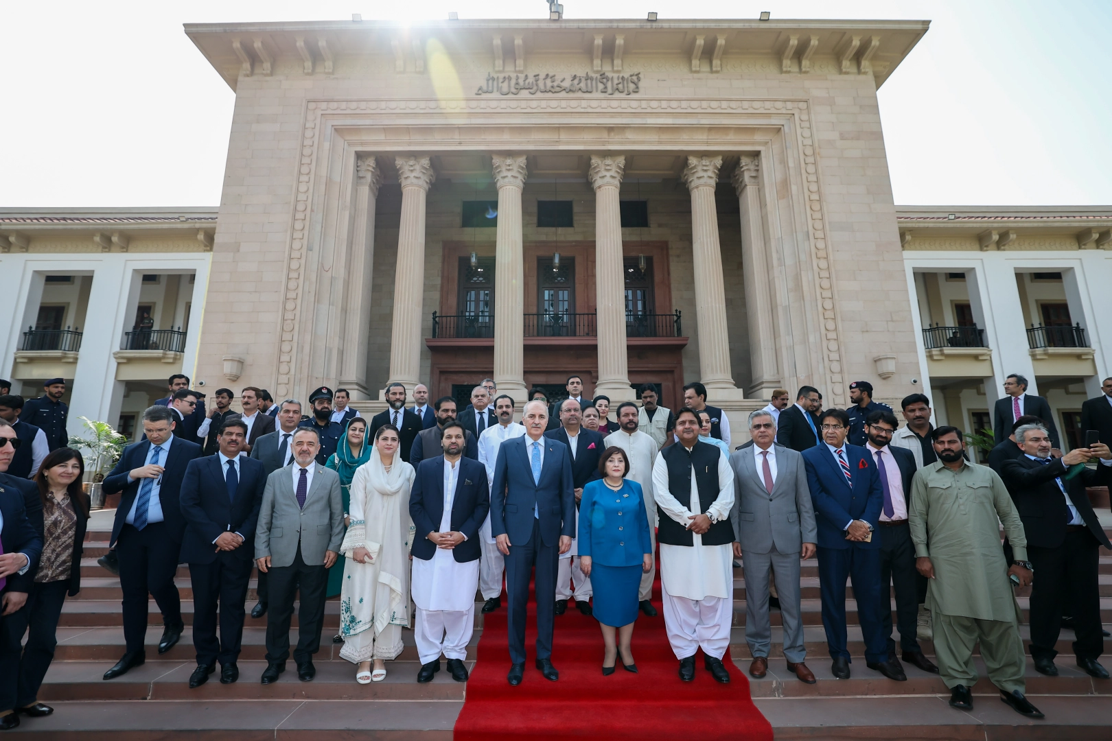 Kurtulmuş, Pakistan’da Pencap Meclisi’ni Ziyaret Etti