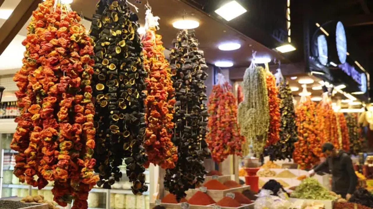 Kurutmalık Sebzeler Kapalı Çarşı'da Yoğun İlgi Görüyor
