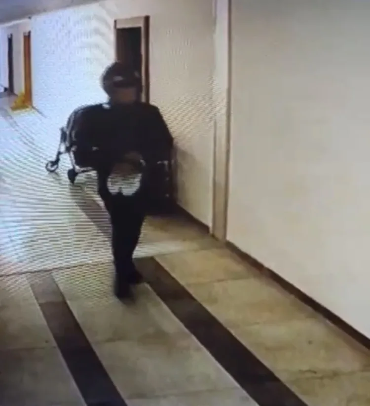 Kurye Kılığındaki Hırsız Ayakkabıları Çalmaya Çalıştı!