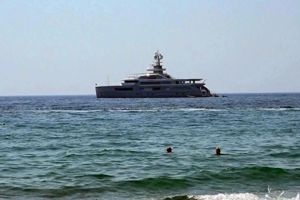 Kuşadası’nda 250 Milyon Dolarlık Lüks Mega Yat ‘Cloudbreak’ Demir Attı