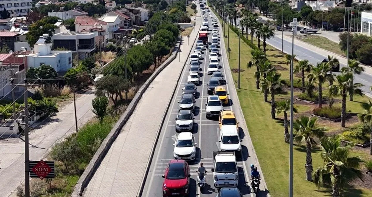Kuşadası’nda Bayram Yoğunluğu: Araç Kuyruğu Oluştu