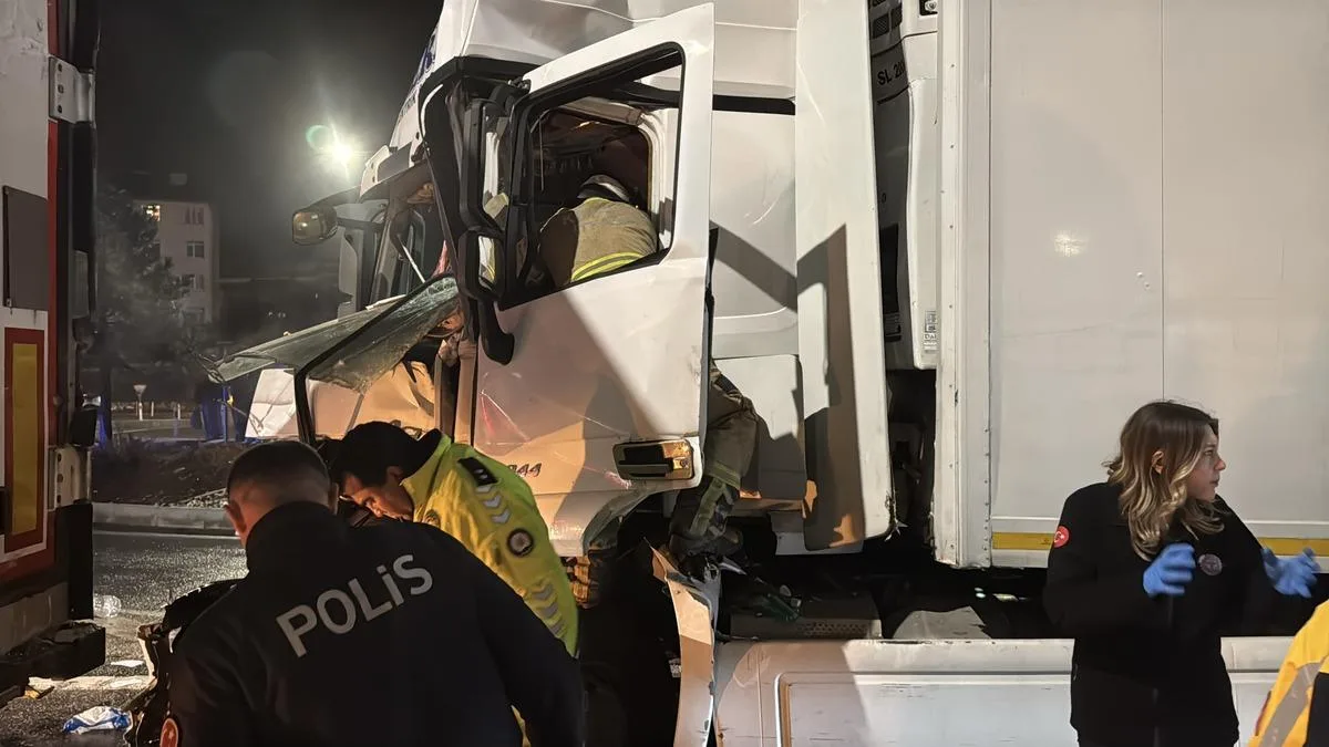 Kütahya’da Tır Kazası: Sürücü Sıkıştı, Yaralı!