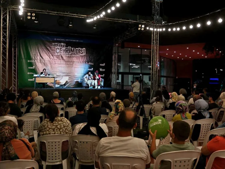 Kütüphanelerde Sanat: ‘Mecnun Çevrim Dışı’ Sahneye
