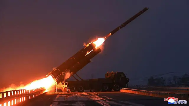 Kuzey Kore'nin Aralık 2025'te gerçekleştirdiği bir tatbikat sırasında karanlıkta uzun menzilli stratejik bir seyir füzesi ateşleniyor.