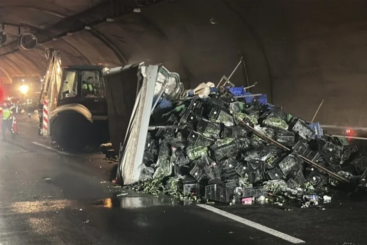 Kuzey Marmara Otoyolu’nda Tır Devrildi, Trafik Kilitlendi!