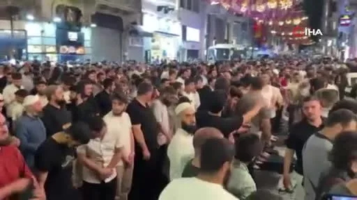 Leman dergisine tepki gösteren vatandaşlar, dergi binası önünde toplandı