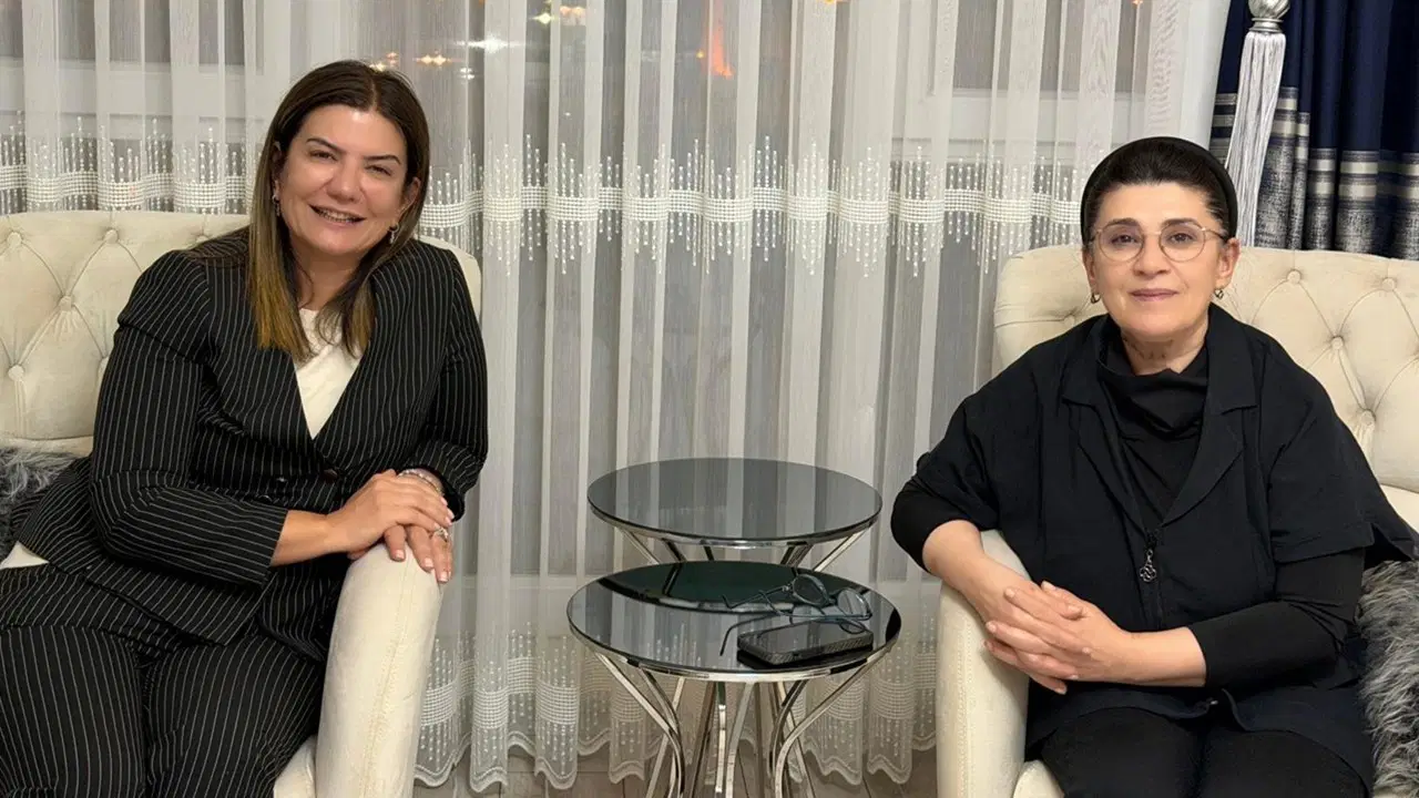 Leyla Zana’ya Tribünde Küfür, Siyasette Destek!