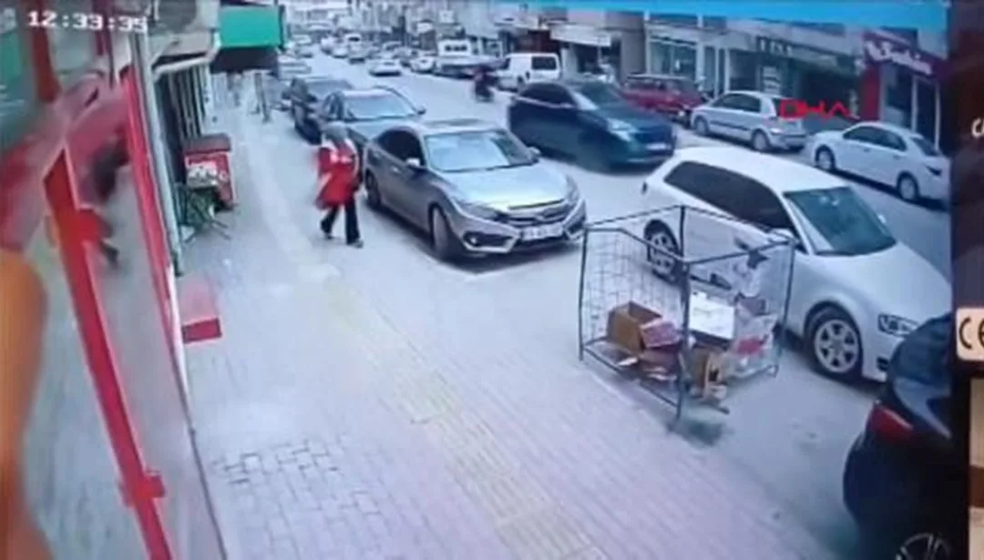 Lodosun Caddeye Attığı Sac, Kadını Son Anda Kurtardı!