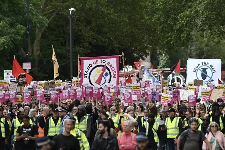 <p><strong>Londra’da Aşırı Sağcı Eylemde 26 Polis Yaralandı</strong></p>