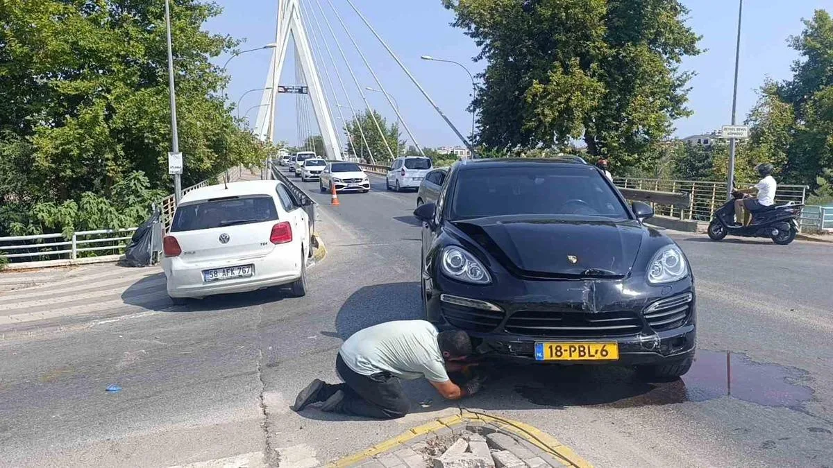 Lüks Araç Alt Geçit Yerine Köprüden Geçmeye Çalıştı!