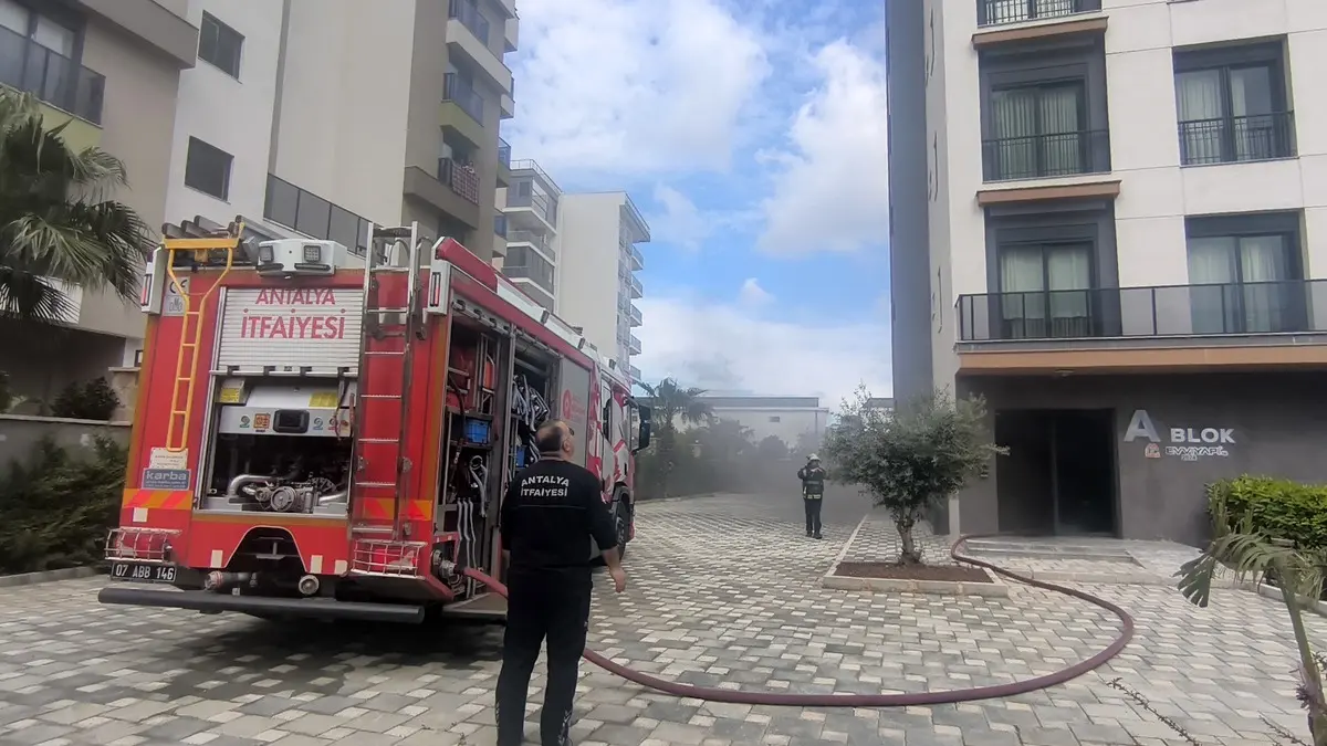 Lüks dairede yangın! Evinin yandığını gören genç gözyaşlarına boğuldu 3