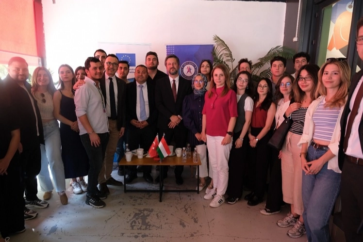 Macar Büyükelçi, Eskişehirli Gençlerle Bir Araya Geldi