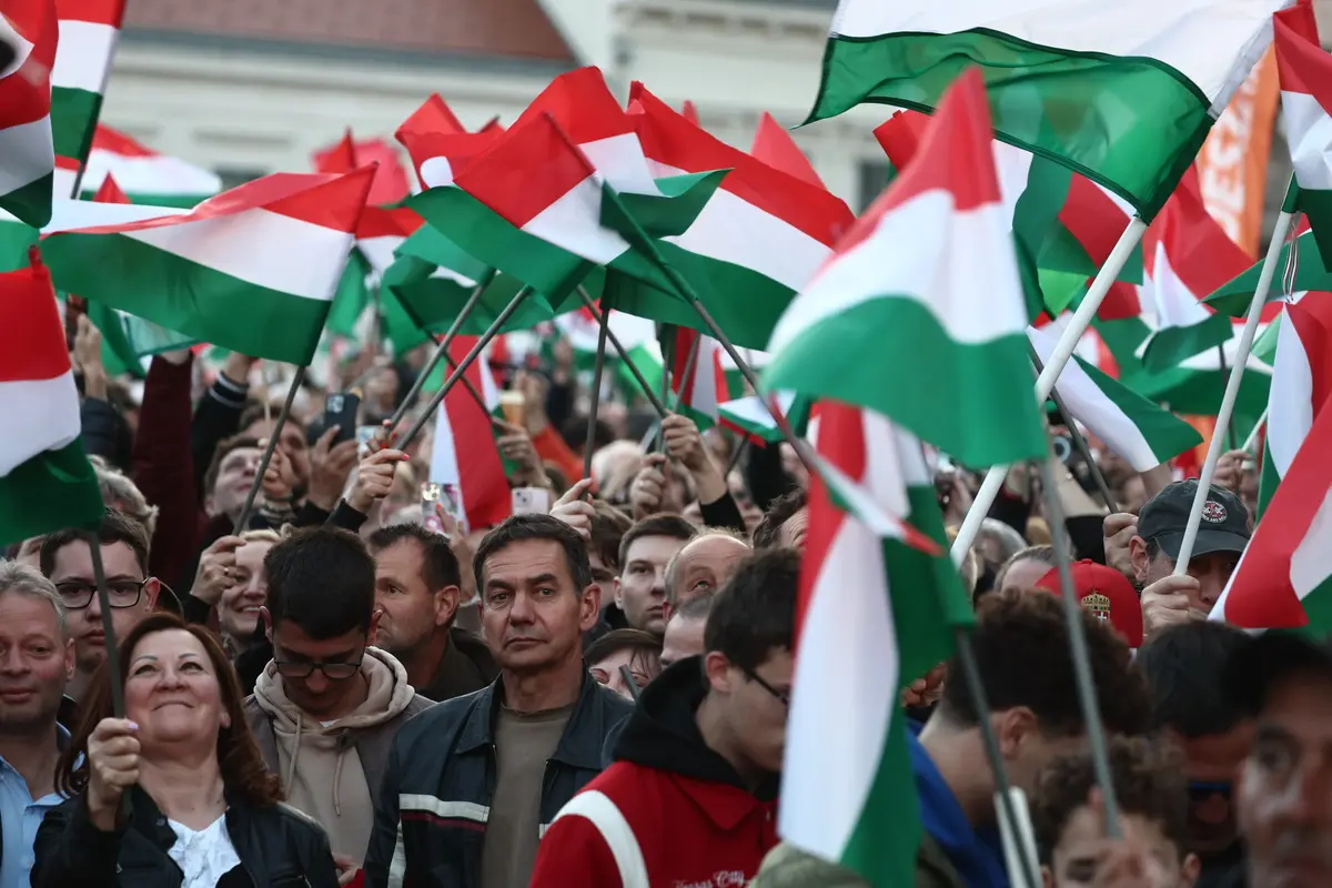 Viktor Orban 16 yıllık iktidarı kaybetti! Seçimi kazanan Peter Magyar dan Macarlara çağrı: