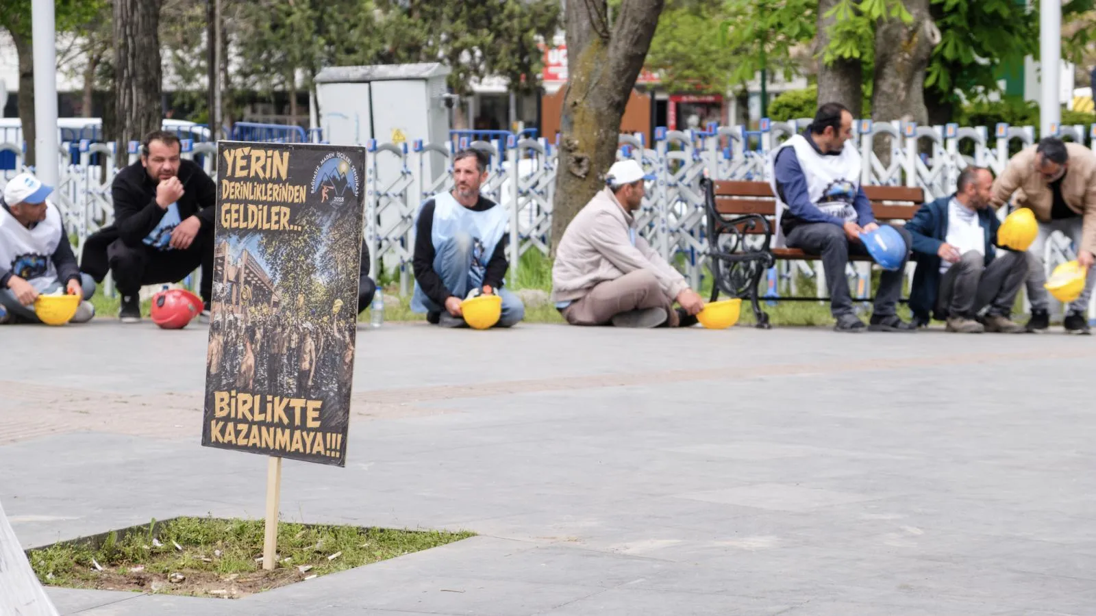 Maden İşçileri İçin Futbol Tribünlerinden Destek