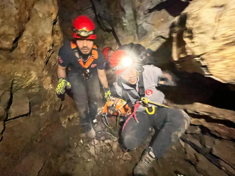 Mağaradan Düşen Öğrenci 9 Saatte Kurtarıldı
