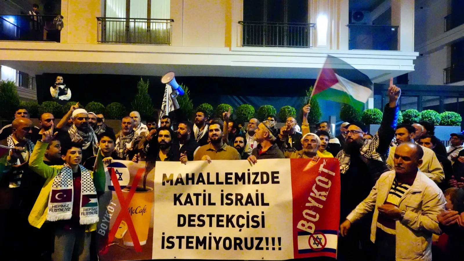 Mahallede McDonald’s Protestosu: Boykot Çağrısı!