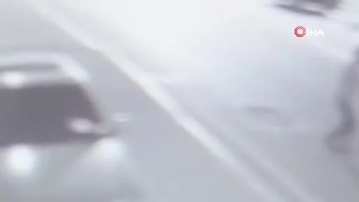 Mahalleyi ayağa kaldıran patlama: Elindekini atıp kaçtı
