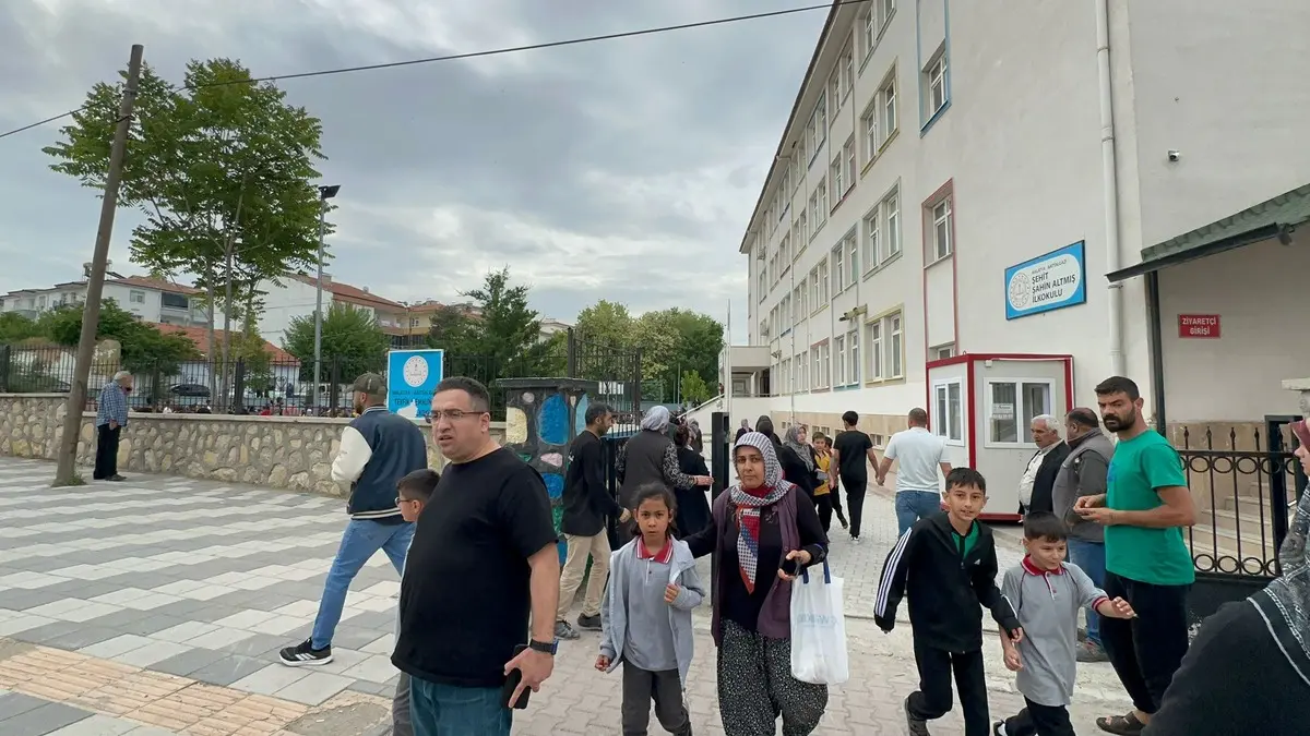 Malatya depremi beşik gibi salladı! Panik anları kamerada: Böyle kaçıştılar 5