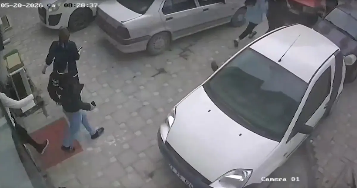Malatya depremi beşik gibi salladı! Panik anları kamerada: Böyle kaçıştılar 8