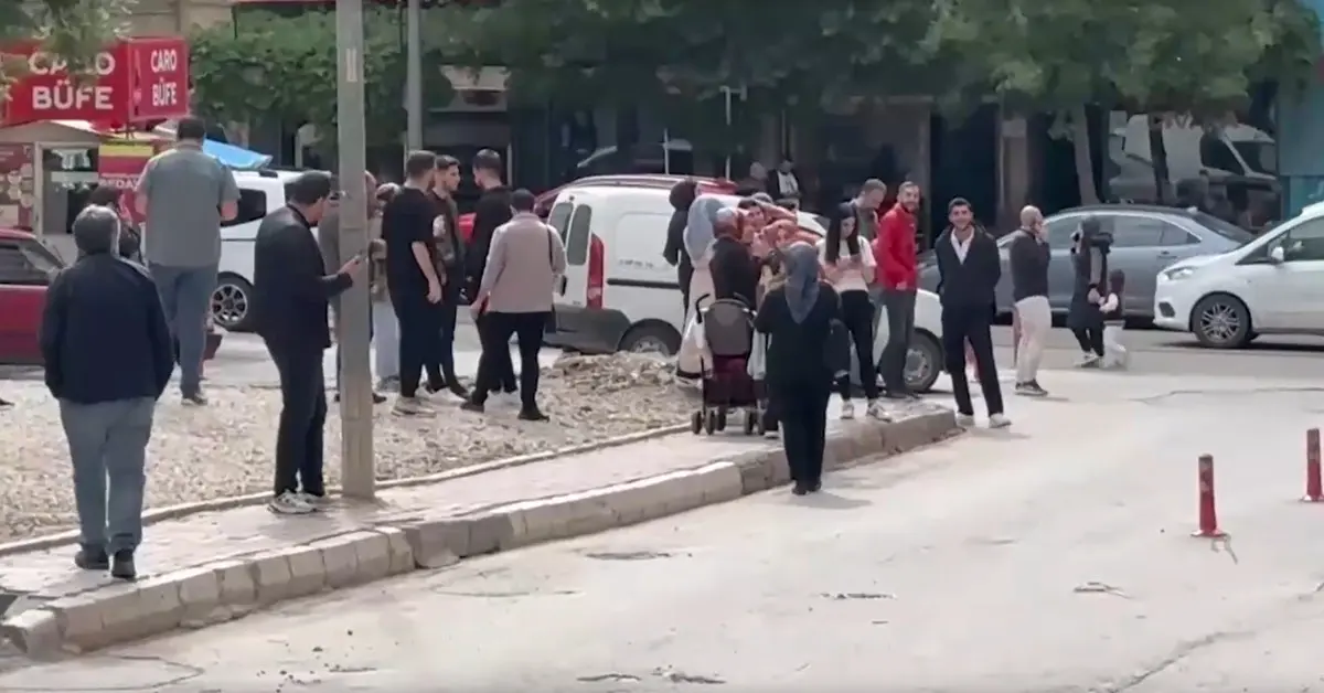 Malatya depremi beşik gibi salladı! Panik anları kamerada: Böyle kaçıştılar 10