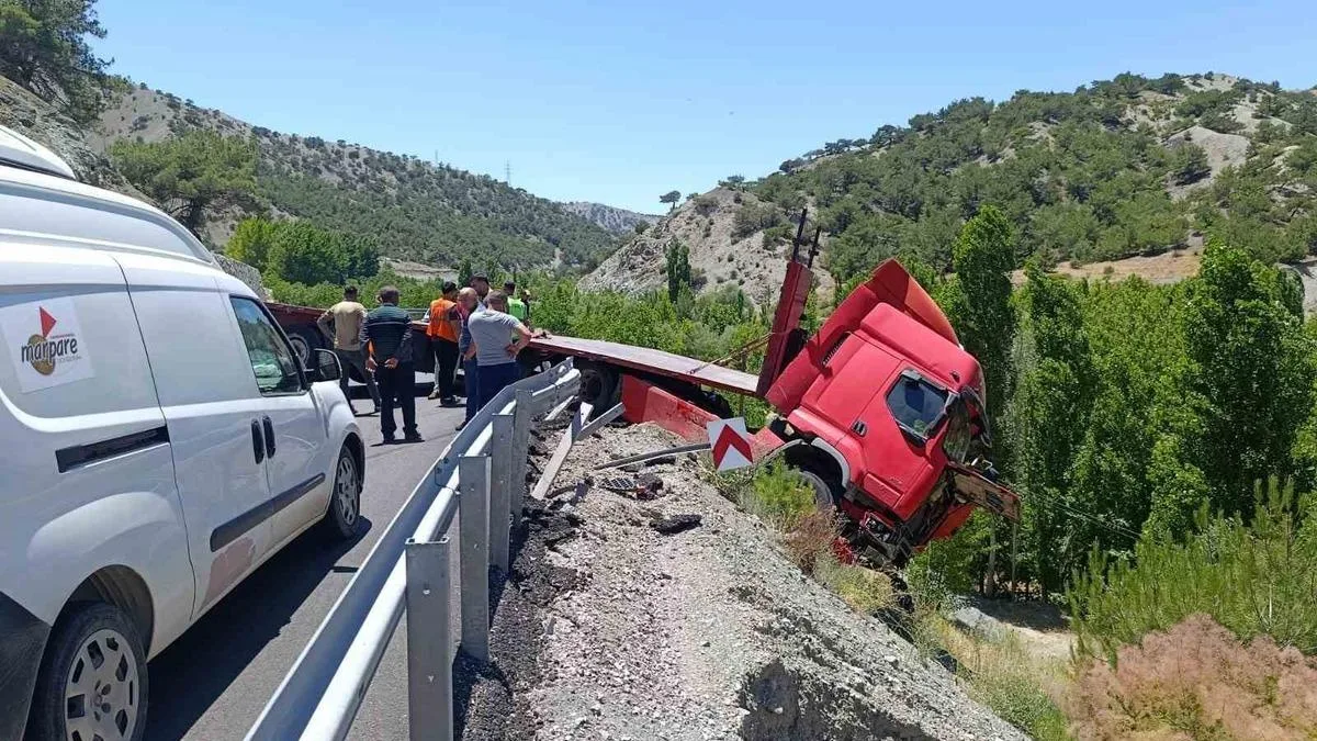 Malatya’da Çekici Bariyerlere Çarptı, Yol Kapatıldı!