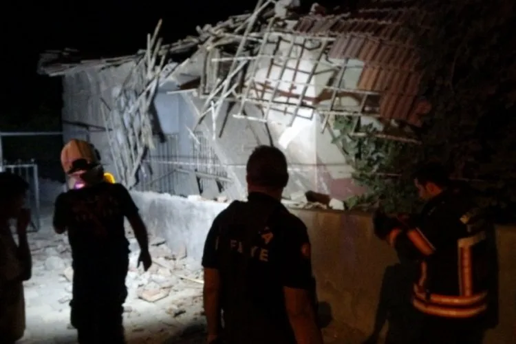 Malatya’da Hasarlı Ev Çatısı Aniden Çöktü!