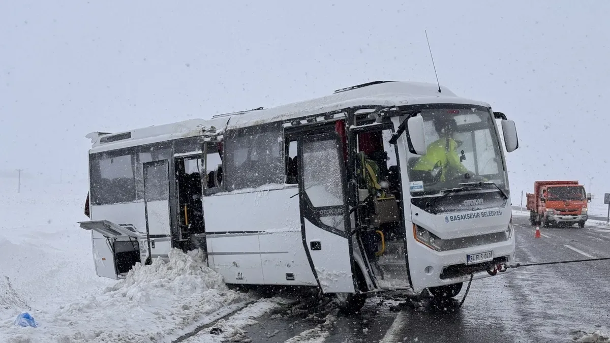 Malatya’ya Giden Midibüs Kayarak Devrildi!