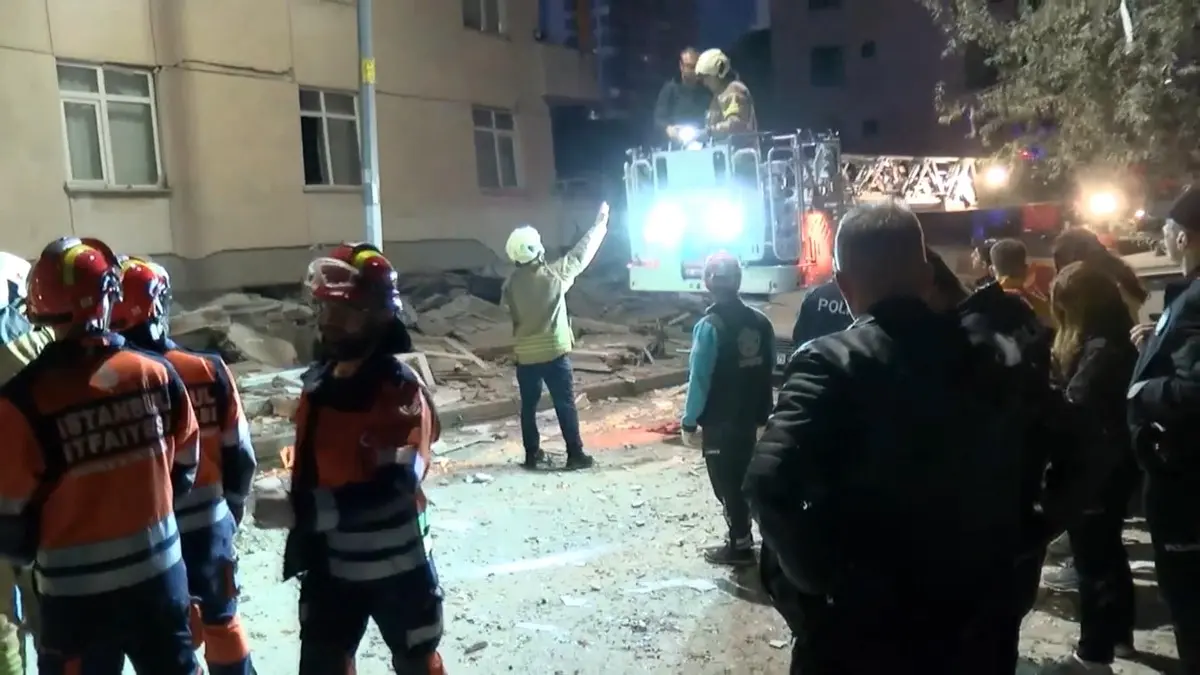 Son dakika: Maltepe de 6 katlı binada çökme! Mahsur kalanlar var… 4
