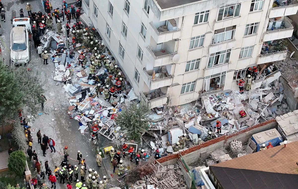 Son dakika: Maltepe de 7 katlı binada çökme! Mahsur kalanlar var… 6