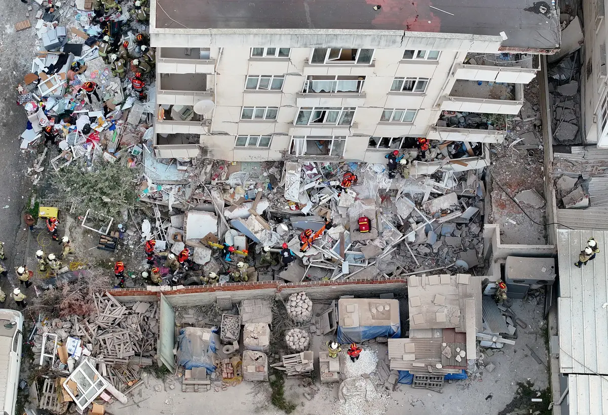 Son dakika: Maltepe de 7 katlı binada çökme! Mahsur kalanlar var… 2